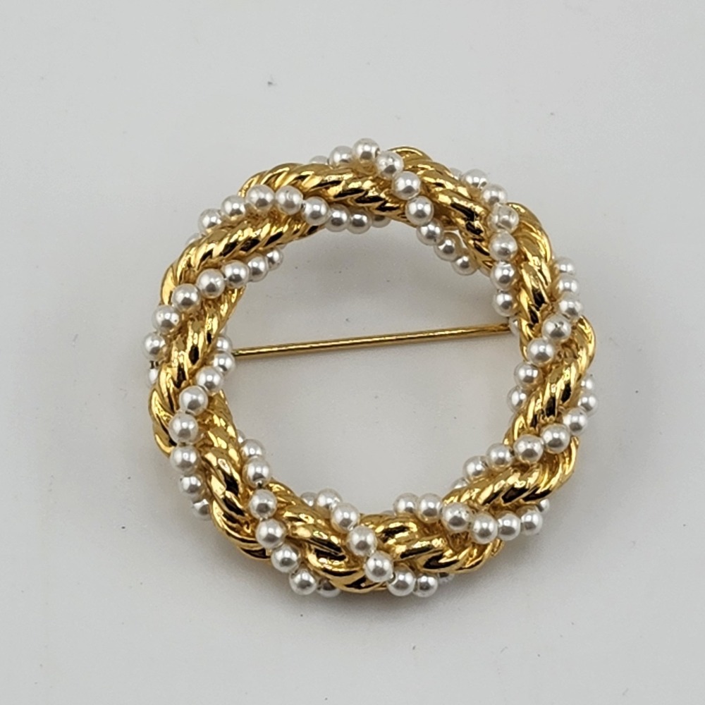 Vintage Gold Tone Faux Pearl Teisted Wreath Circle‎ Brooch